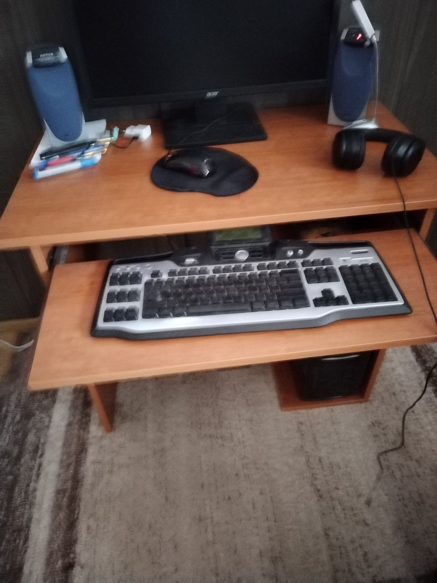 Birou calculator cu suport  retractabil pentru tastatură