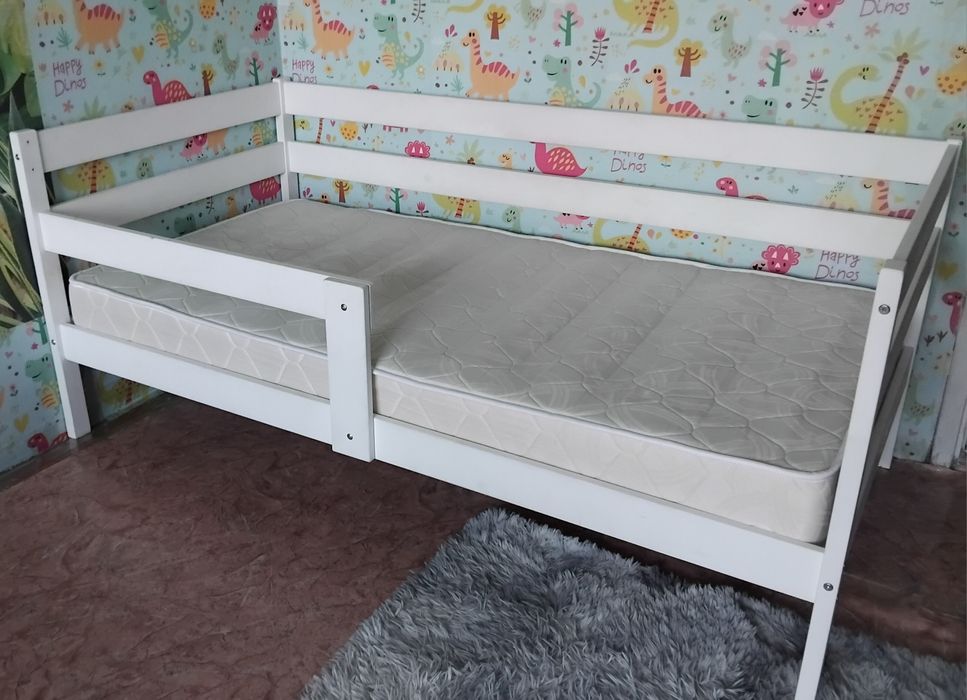 Кровать  деревянная с матрасом (и стол) срочно!