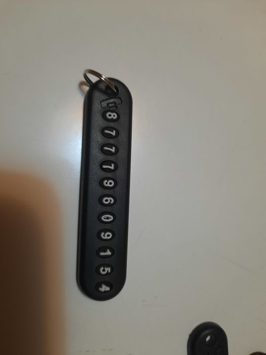 Наборный брелок с номером телефона