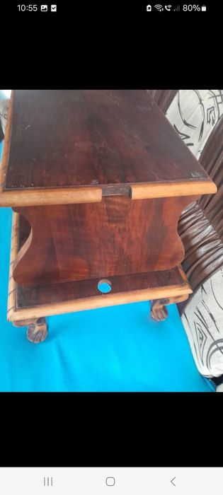Masuta sculptata din lemn masiv