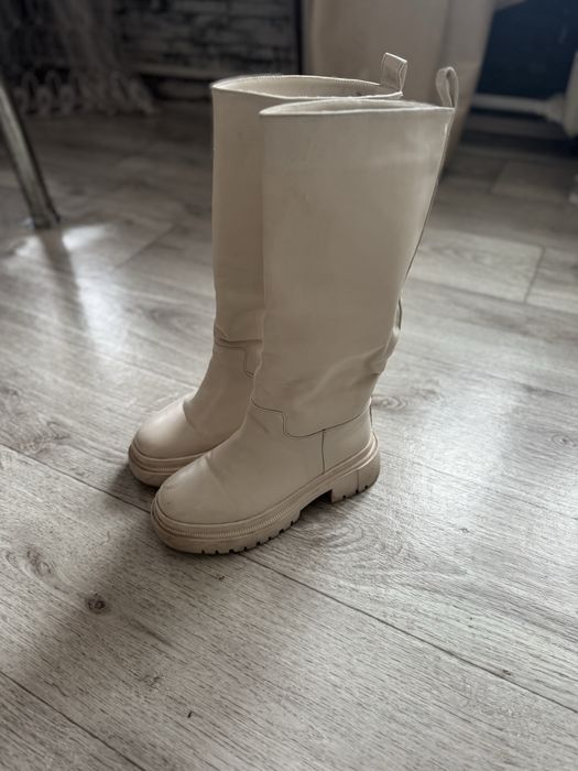 Сапоги зимние , молочные, натуральный мех