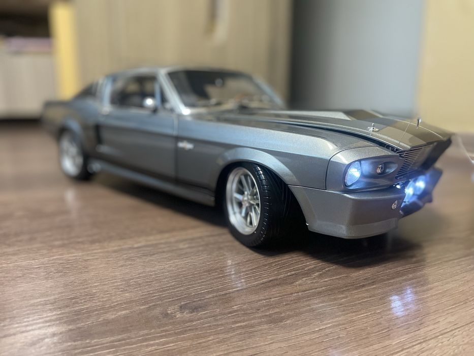 Vând sau machetă Mustang Eleanor 1:8