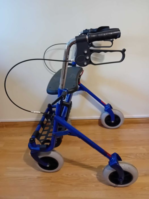 Cadru de mers pe roti. Cu suport .umbrela albastru.130 kg max