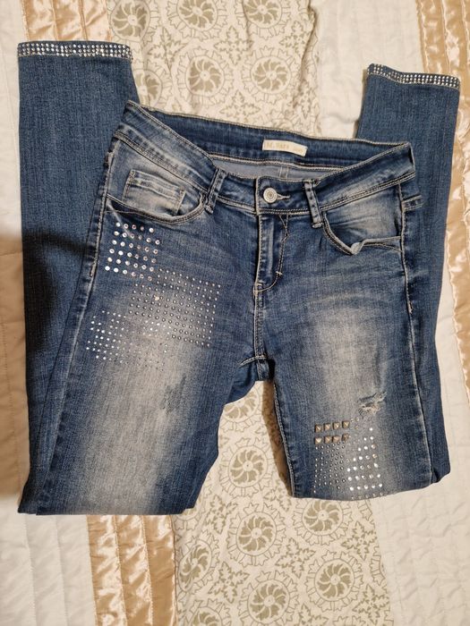 Модерни дънки тип цигара с камъни и прорез на дясното коляно