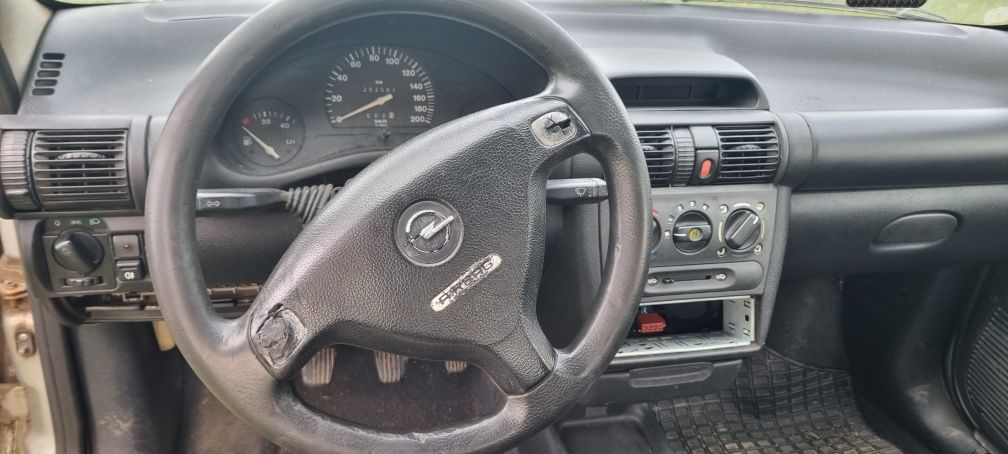 Opel corsa 1.4 I Опел корса на части