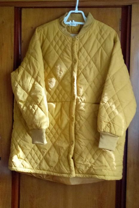 Ново, необличано олекотено дамско яке в слънчево жълт цвят.