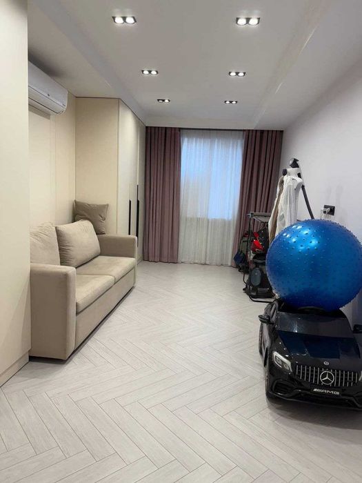 м.Беруни Турин банковский дом 4-комн 5/9 162 м² 2 с/у авторский ремонт