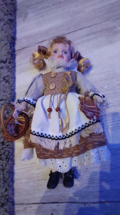 Păpușă veche din porțelan