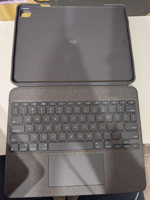 iPad Pro 3 Gen 12.9 inch 256GB Wi-Fi + Logitech case + Apple Pencil 2