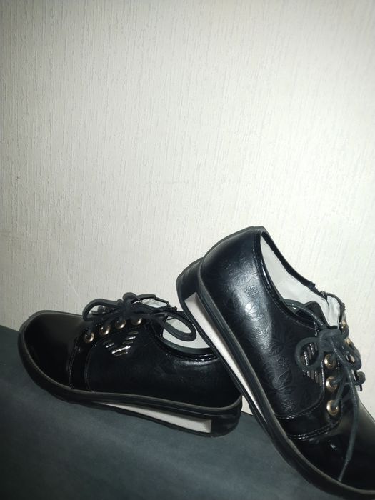 Отдам даром обувь