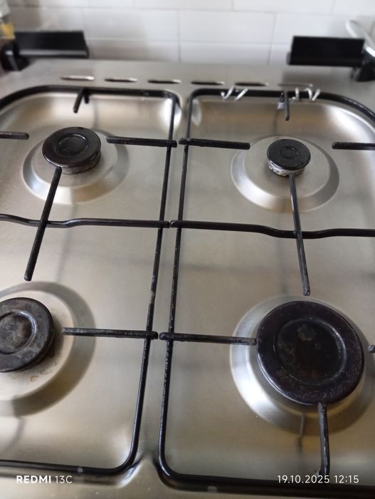 Aragaz cu 4 ochiuri și cuptor pe gaz