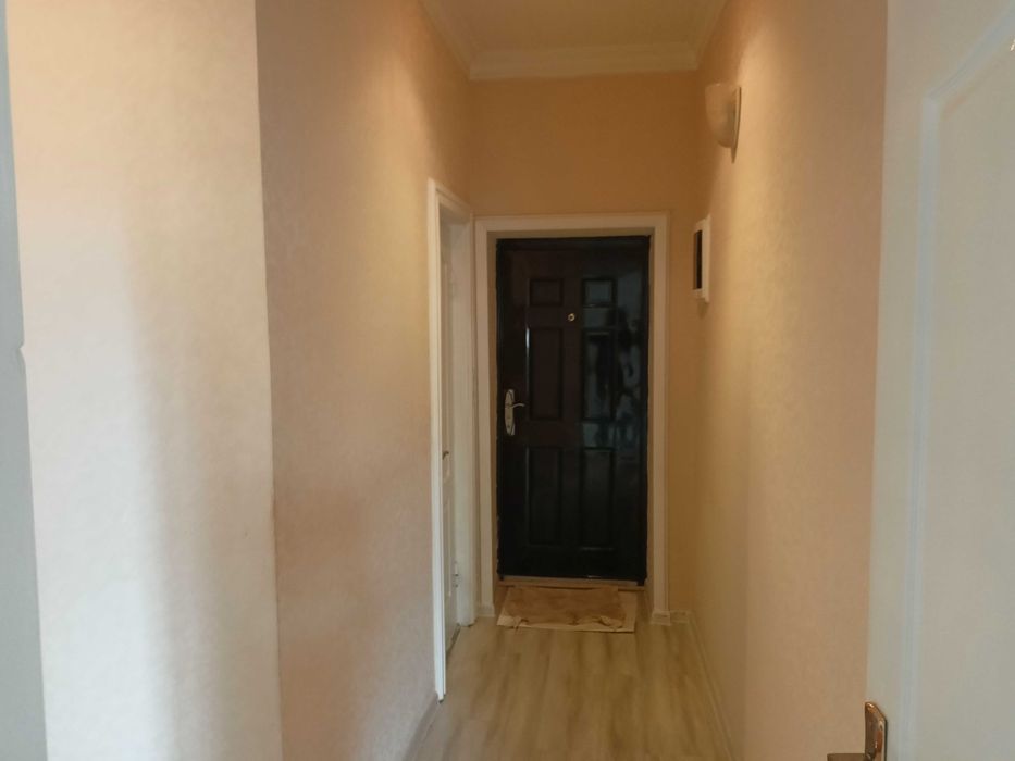 Двухкомнатная квартира  50 м.кв на первом этаже .