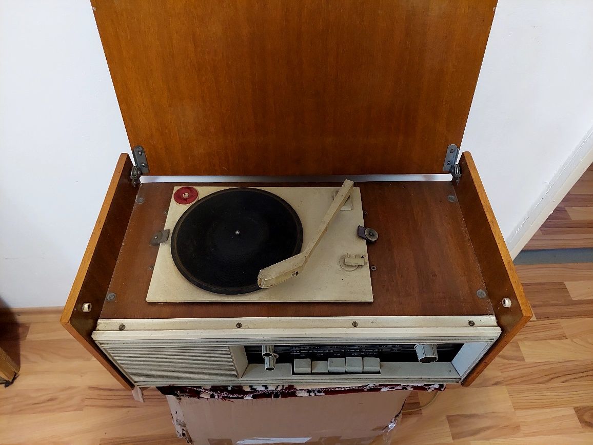 Radio cu pickup vechi rusesc