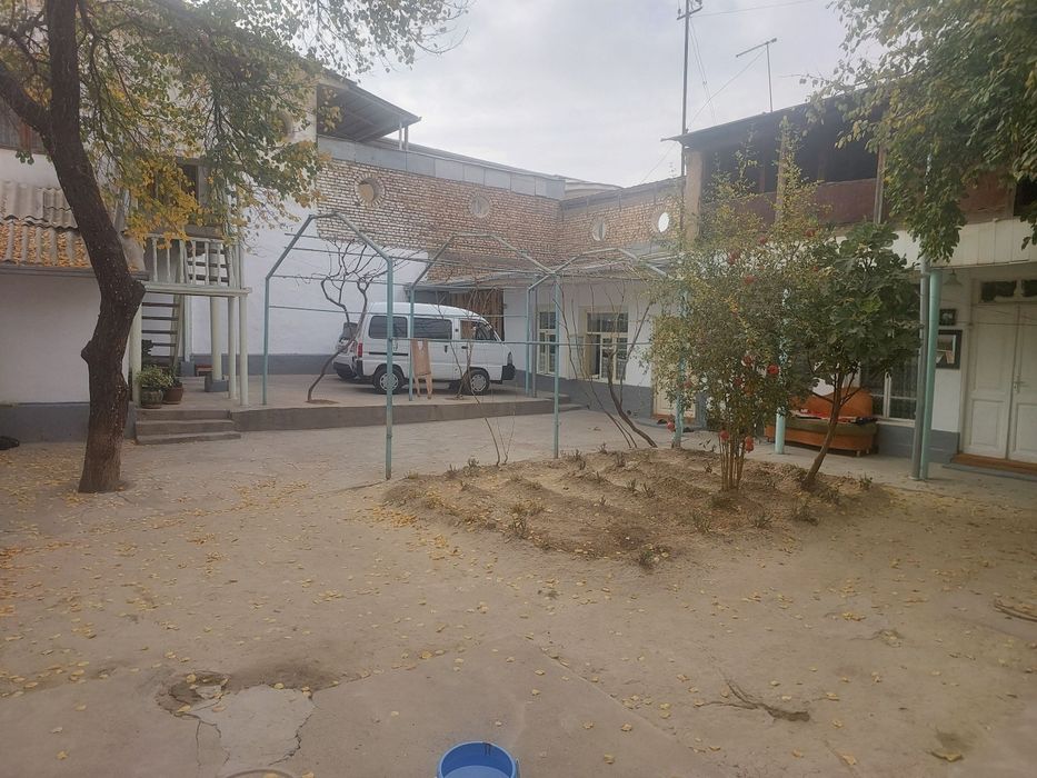 Шайхонтохур тумани Чорсу Куштут махаллада3,5сотих ховли сотилади.