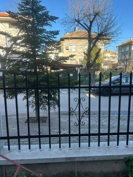 Желязна декорна ограда