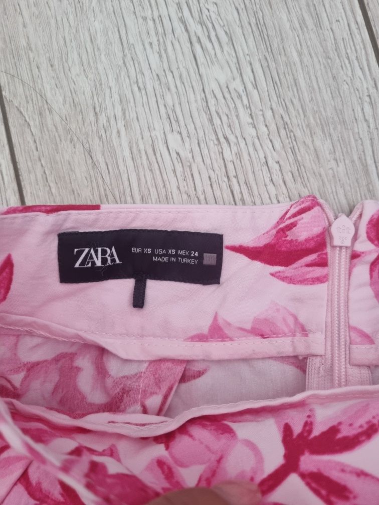 Пола Zara с розови цветя