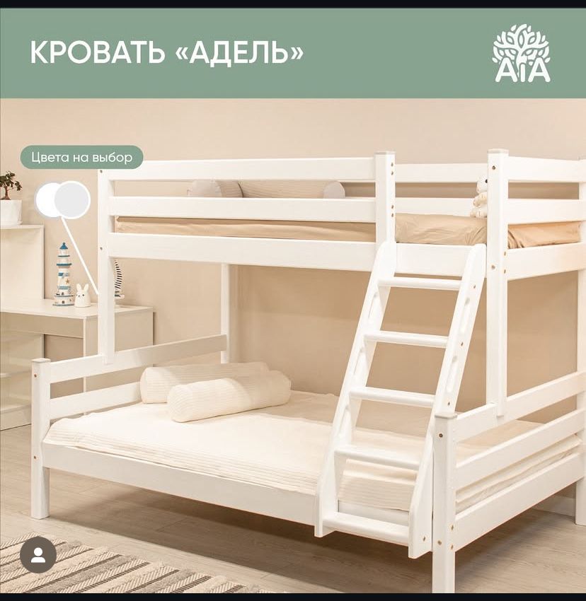 Двухярусная кровать с лестницей и матрасами.