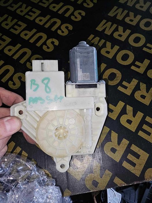 Motoras macara geam stanga spate VW Passat  B8 VW Golf 7 5Q4959811A