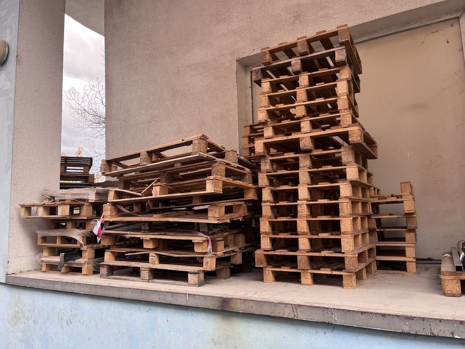 ПОДАРЯВАМ дървени палета за огрев