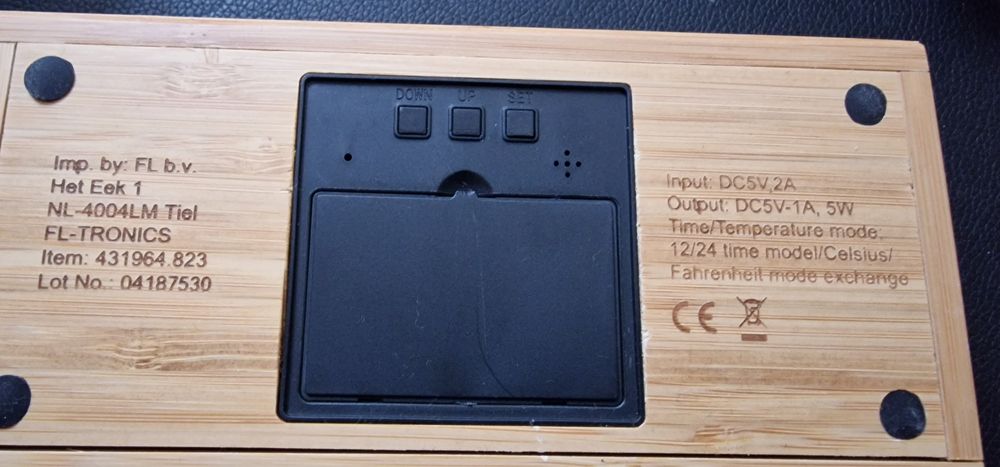 Ceas desteptator din bambus cu 3 alarme si incarcare wireless