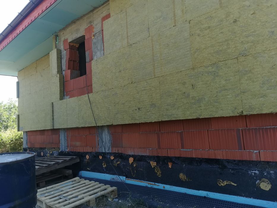 Бригада топлоизолация, тикли, фоаянс, теракот извършва този дейност