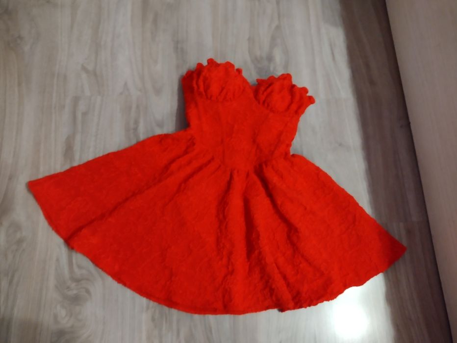 Червена дамска рокля тип жакард