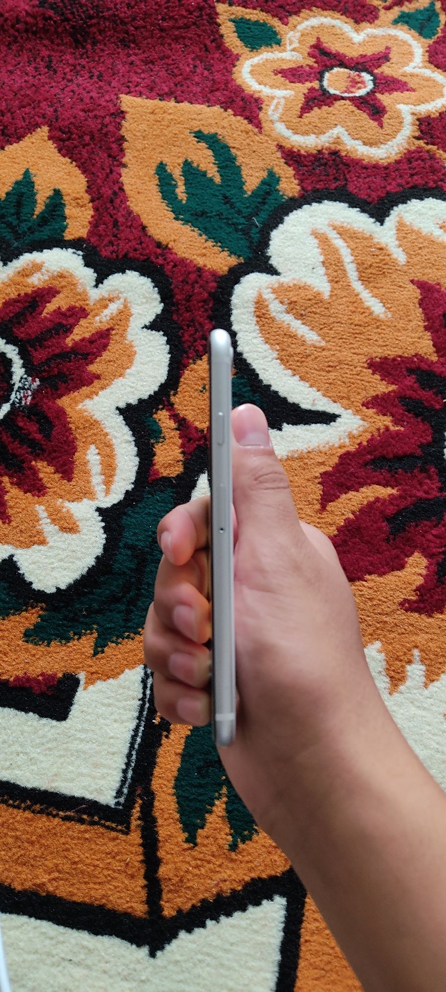 Iphone SE sotiladi srochnaga