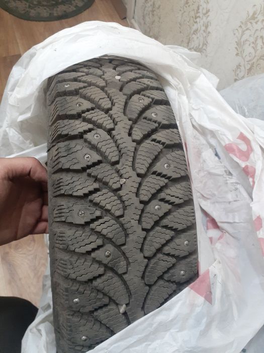 Продам резину почти новый месяц только ездил R13  шипованый