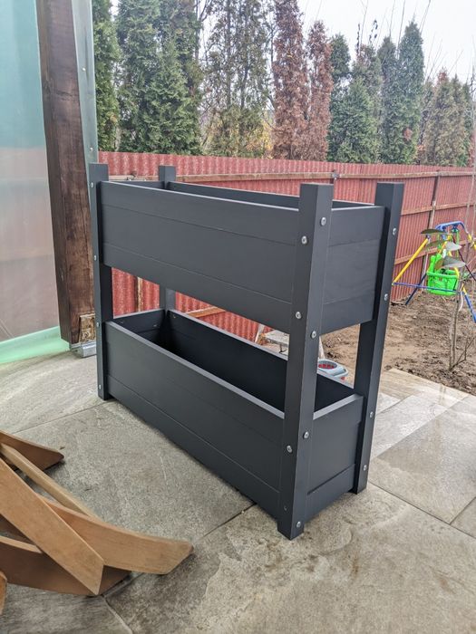 Jardiniere gri din lemn