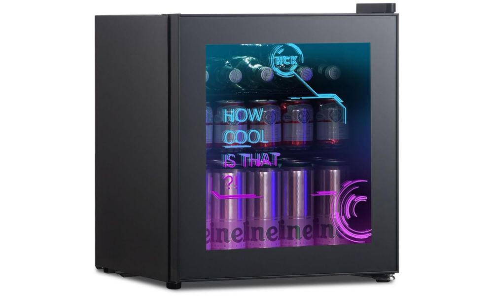 Mini-frigider HCK de 48L, cu usă de sticlă, ideal pentru buturi.