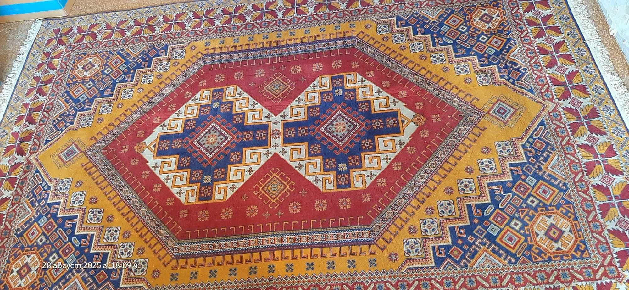 Продавам килими различни размери.