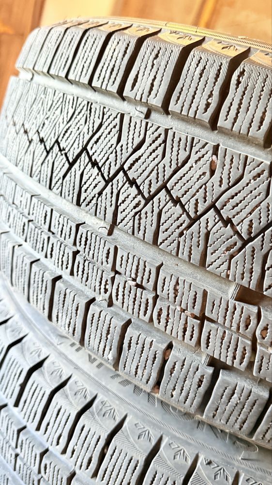 Зимние шины Triangle 235/45 R18 — почти новые