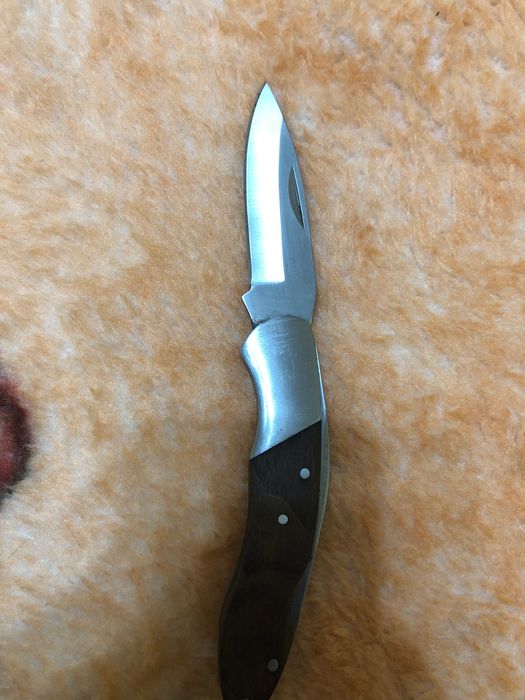 Briceag pliabil cu mâner din lemn