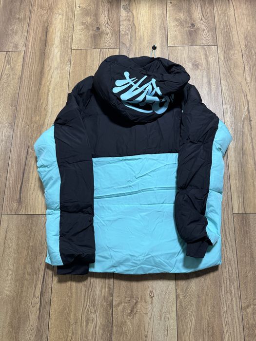 Syna World Logo Puffer Jacket – Black/Sky Blue
