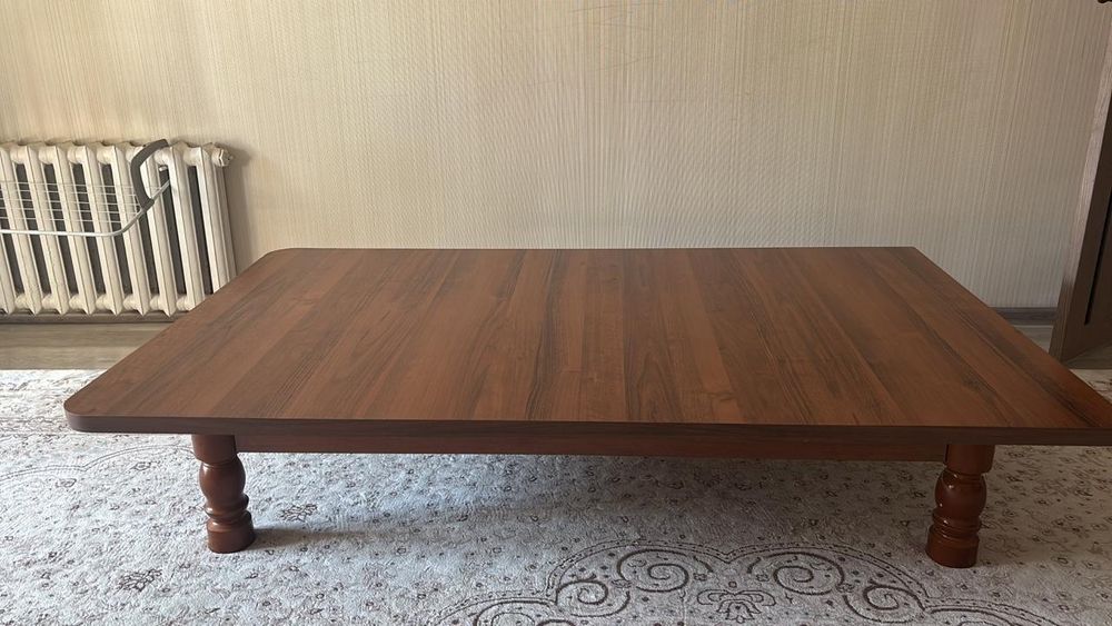 Стол сатылады. Узындыгы180 Ени 110. қосымша аяқтары бар.