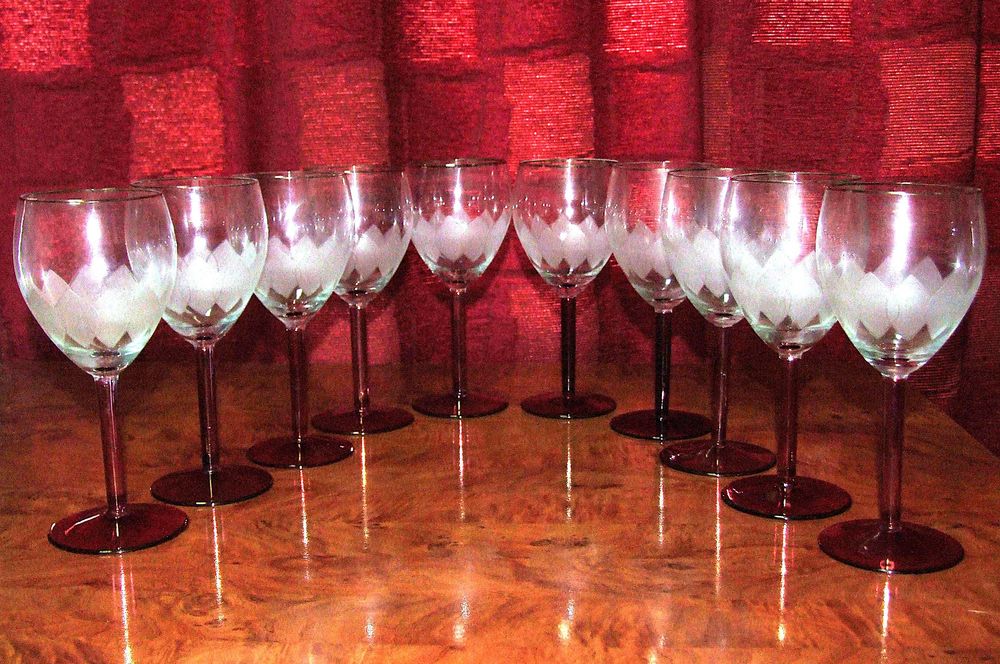 Set 10 pahare cu picior inalt, mari, gravate, aspect deosebit, NOI