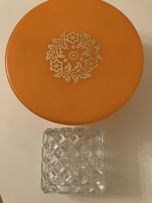 Шкатулки из пластика и хрусталя