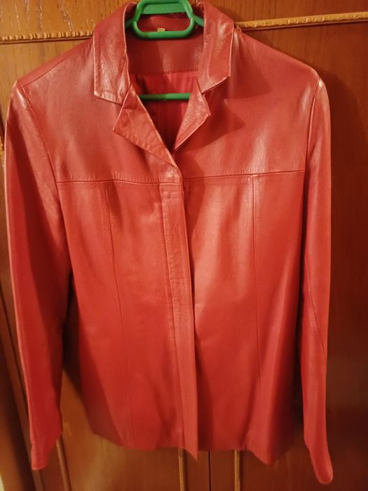 Sacou de piele culoare roșie in stare foarte bună.