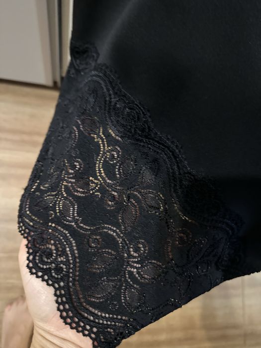 Черна елеганта рокля с пера