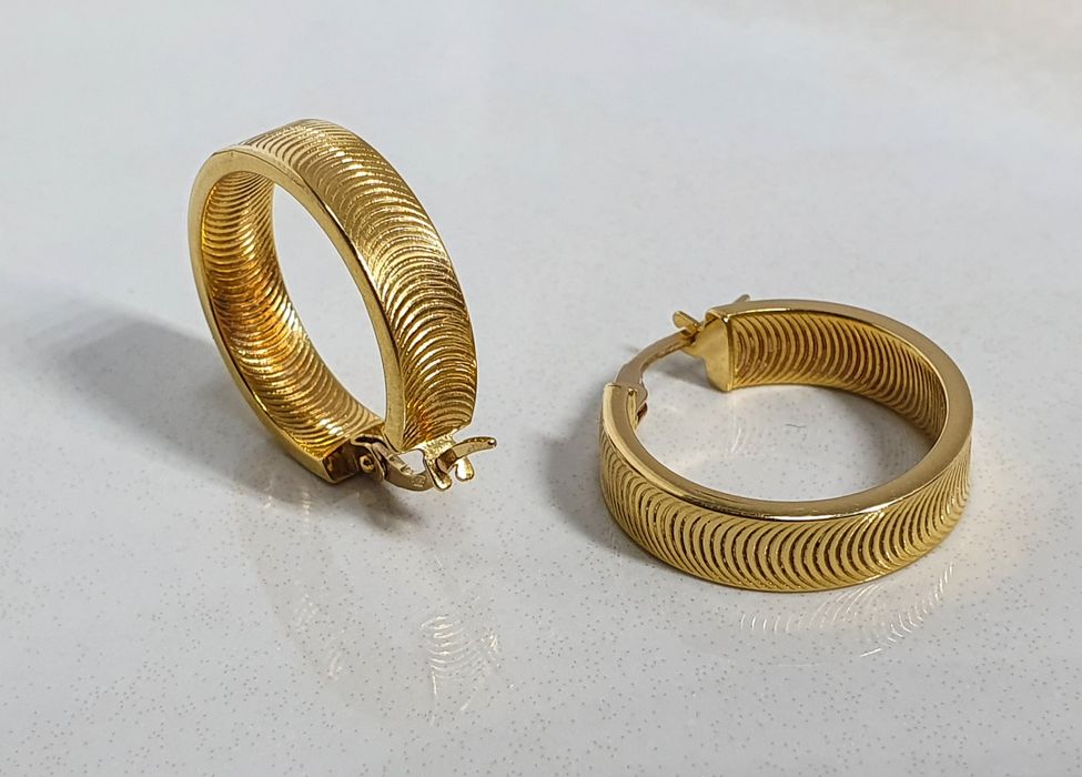 Cercei rotunzi cu textură din aur de 18K gramaj 2,52 g