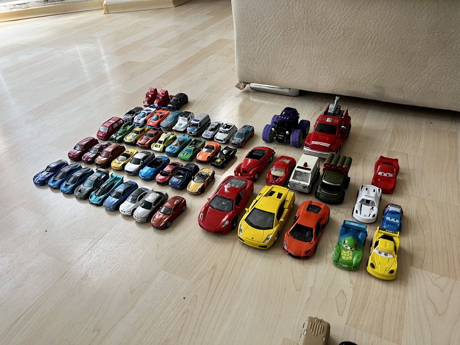 53 броя колички HotWheels/Maisto/Welly - 45лв