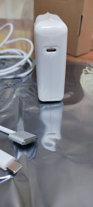 Продавам ново зарядно за MacBook -  96 W USB C MagSafe 3