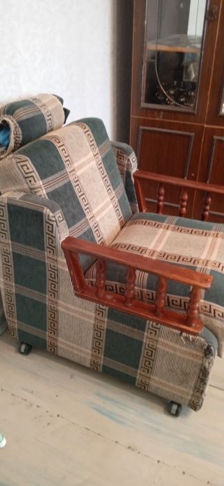 Диван и одно кресло ссср срочно