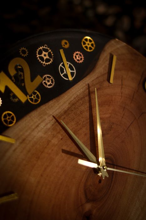 Часовник от епоксидна смола и дърво 35см диаметър.