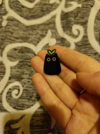 Pin drăguț cu pisică neagră cu ochi galbeni