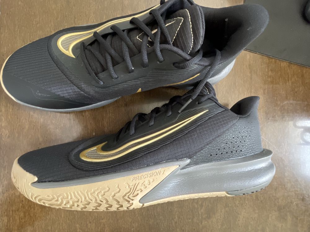 Продавам NIKE FN4322-006