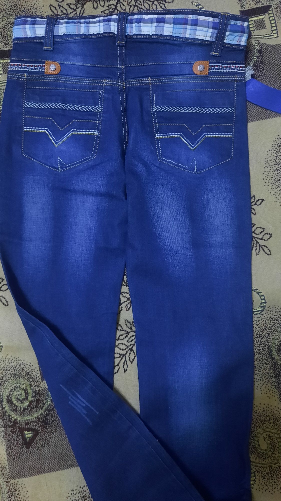 Новые темно-синие джинсы