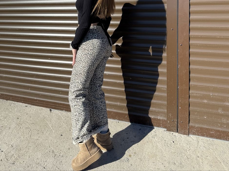 Дънки с леопардов мотив.