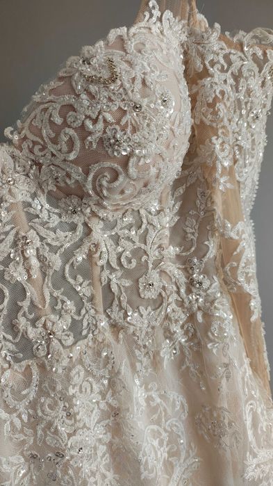 Rochie Mireasă Grace Bridal cu Dantelă, Aplicații, Trenă și Spate Gol