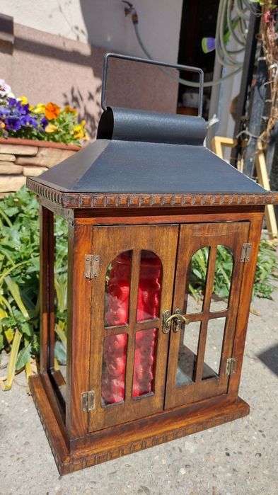 Винтидж поставка за свещ. Дървена къщичка с метален покрив с отвор